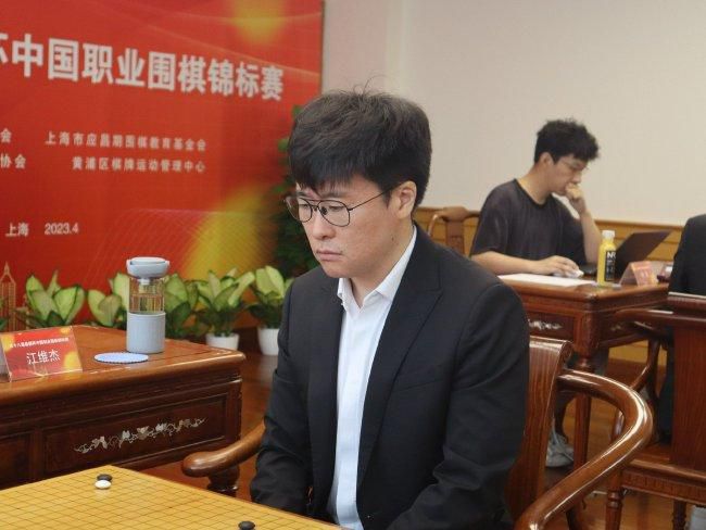 而且这场胜利使得利物浦超越了阿森纳，跃居英超积分榜榜首。